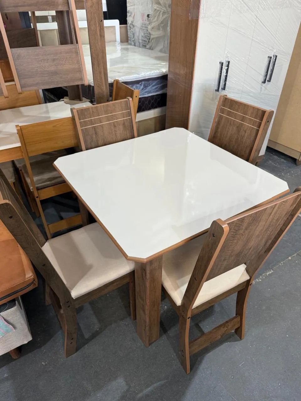 Mesa com 4 cadeiras - entrego 