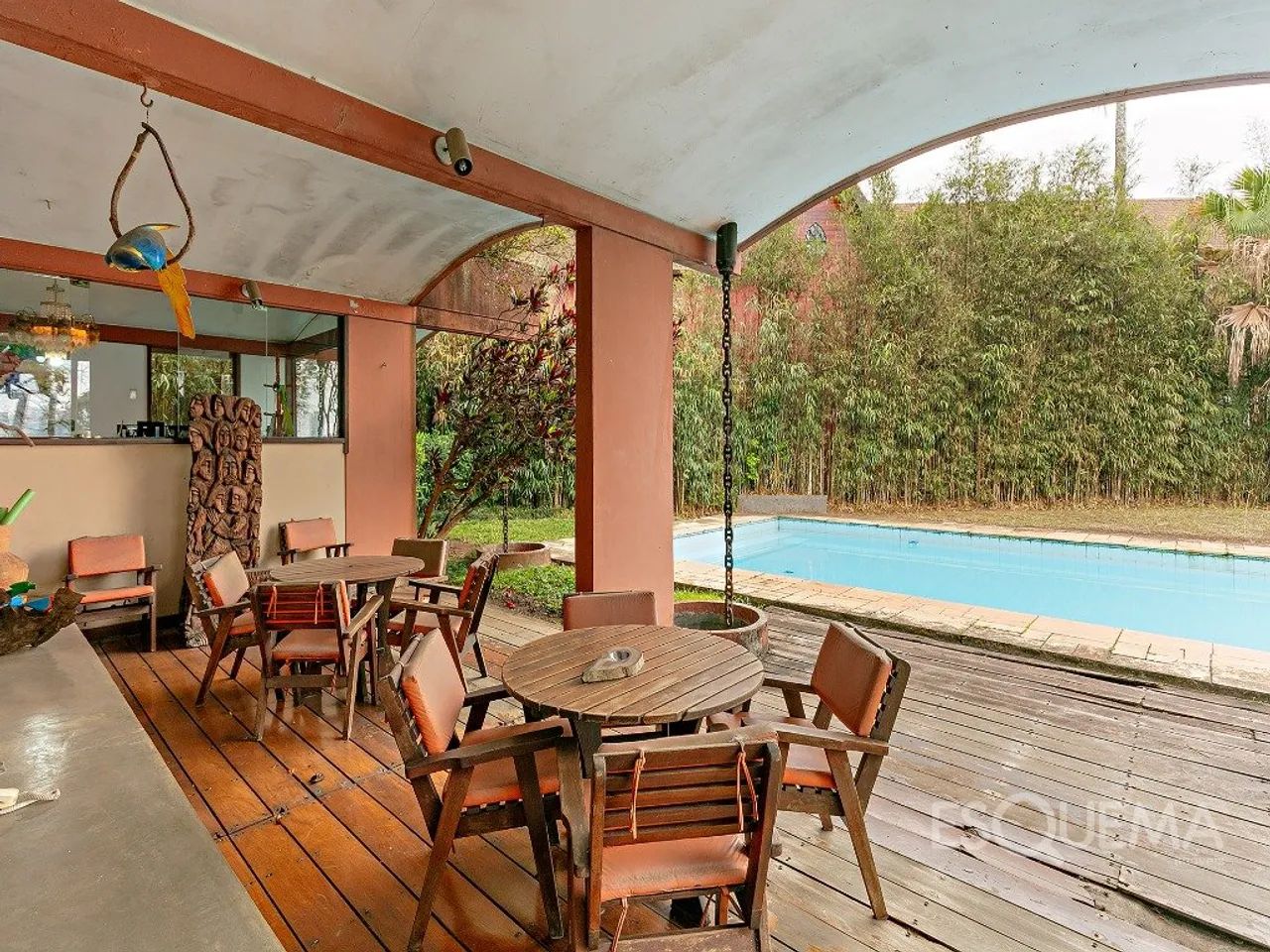 Casa cercada por verde em rua tranquila