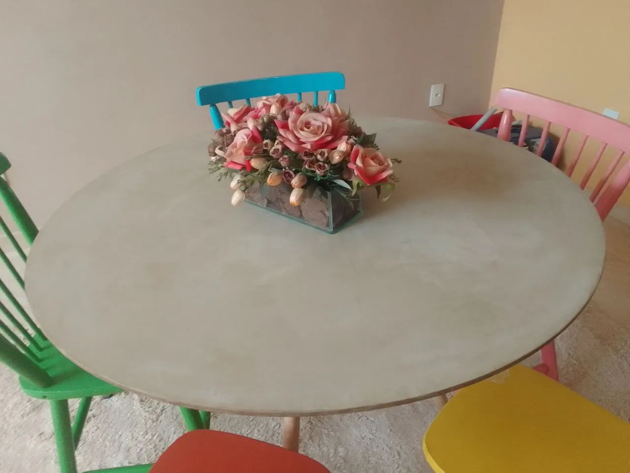 Mesa com 5 cadeiras em bom estado  - Foto 2