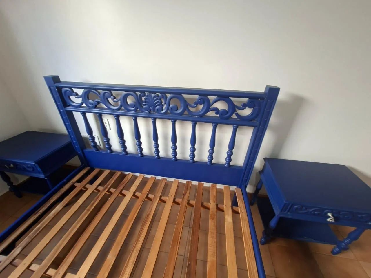 Cama de casal com 2 mesas de cabeceira - Foto 2