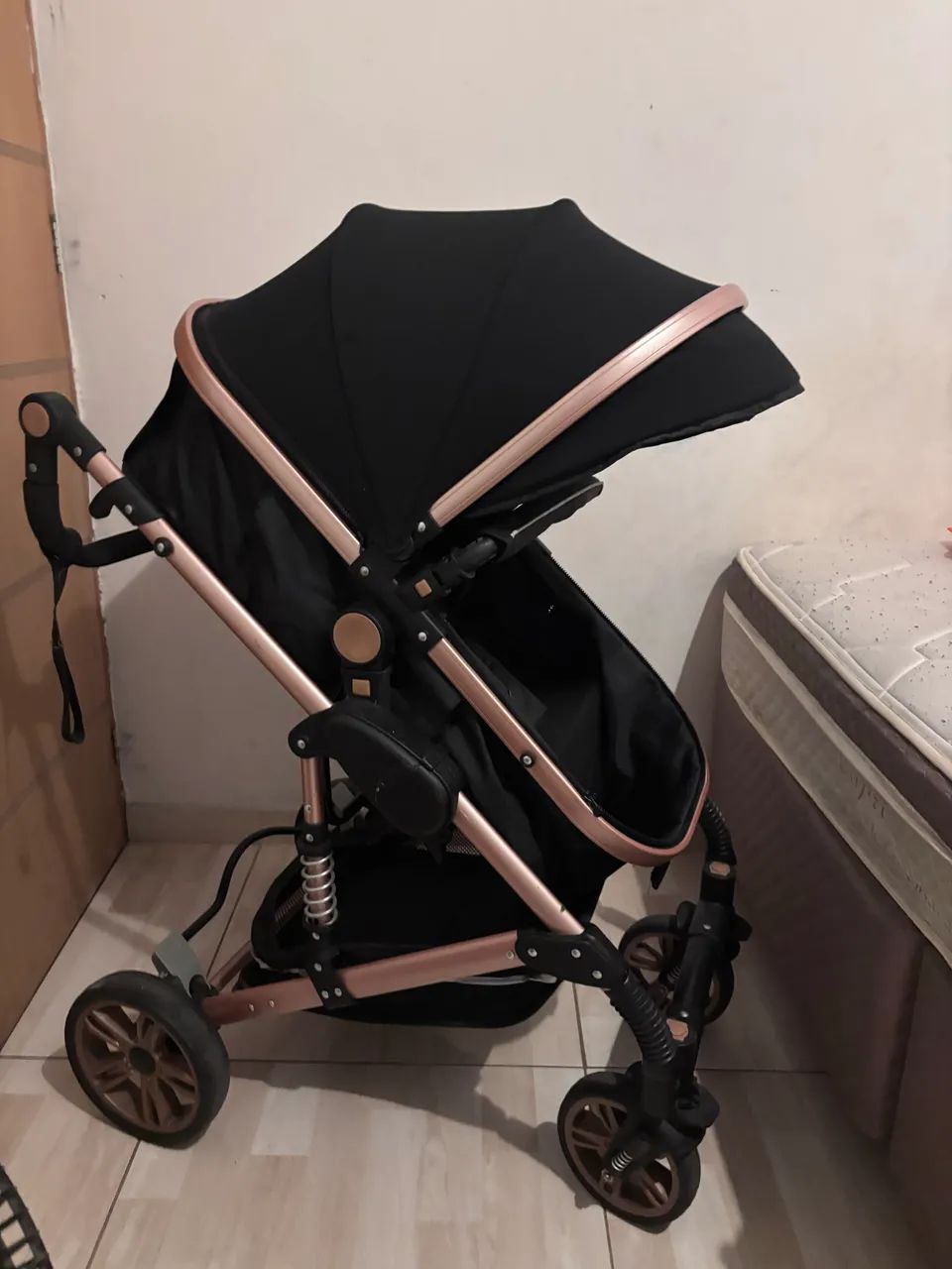 Carrinho de bebê preto e rose  - Foto 4