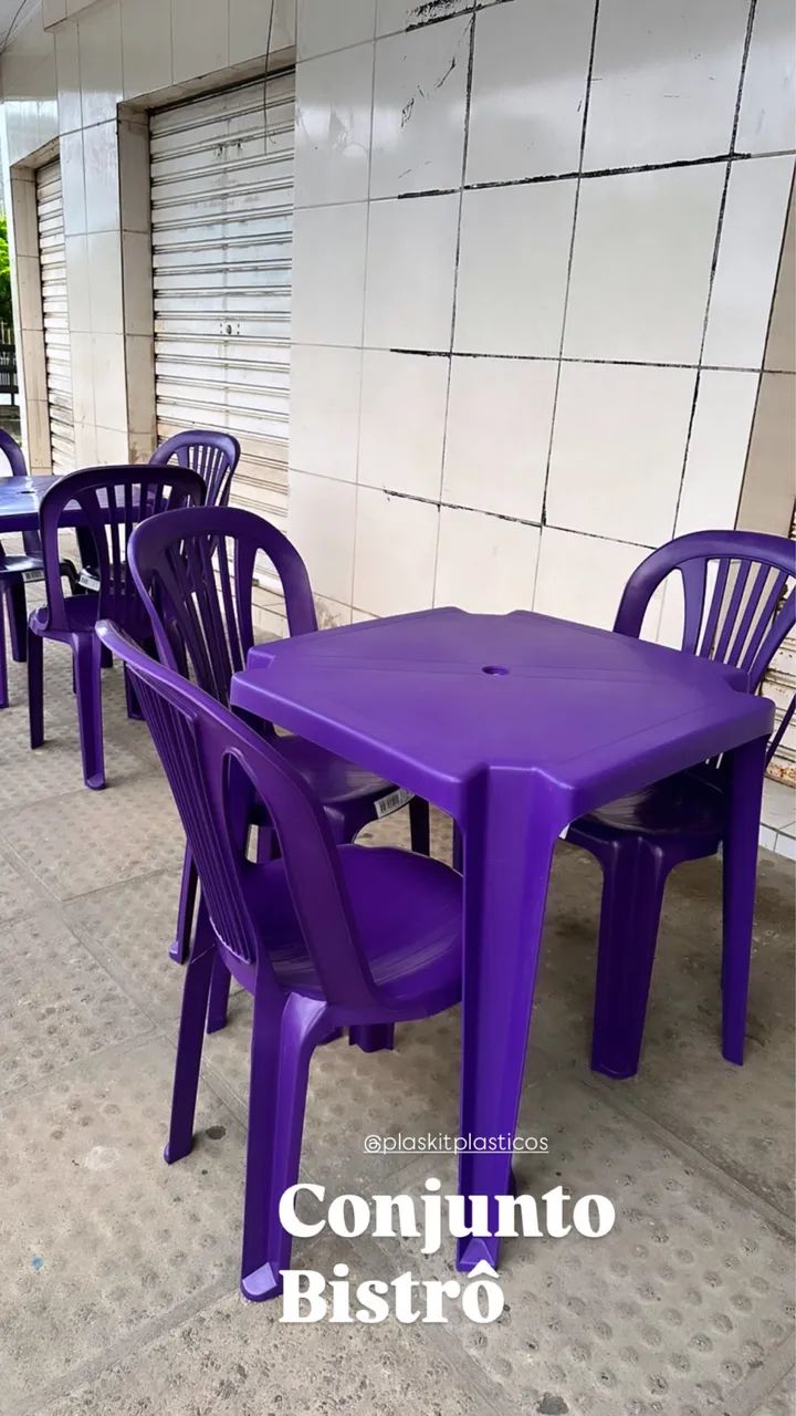 Conjunto de mesa com 4 cadeiras de plástico 
