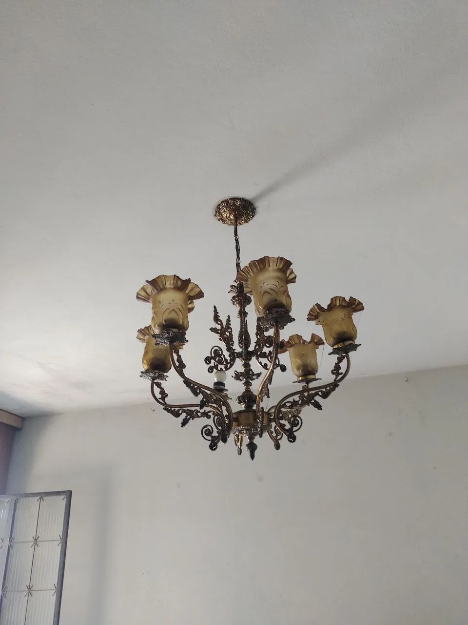 Lustre em bronze 