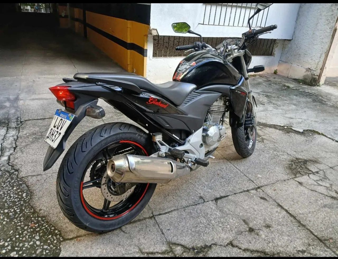 Moto de particular bem conservada 