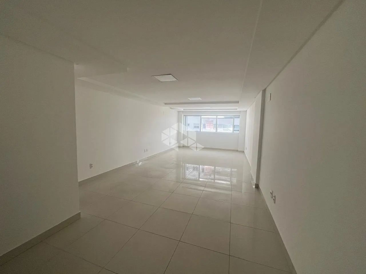 SALA COMERCIAL À VENDA COM 42 M² NO CANTO EM FLORIANÓPOLIS