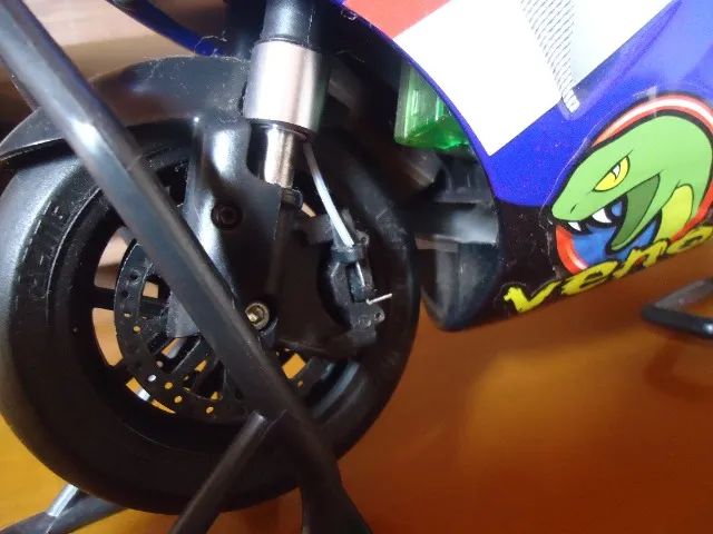 Moto  escala 1/8 da Venom GPV-1 Pro com controle e manuais. - Foto 5