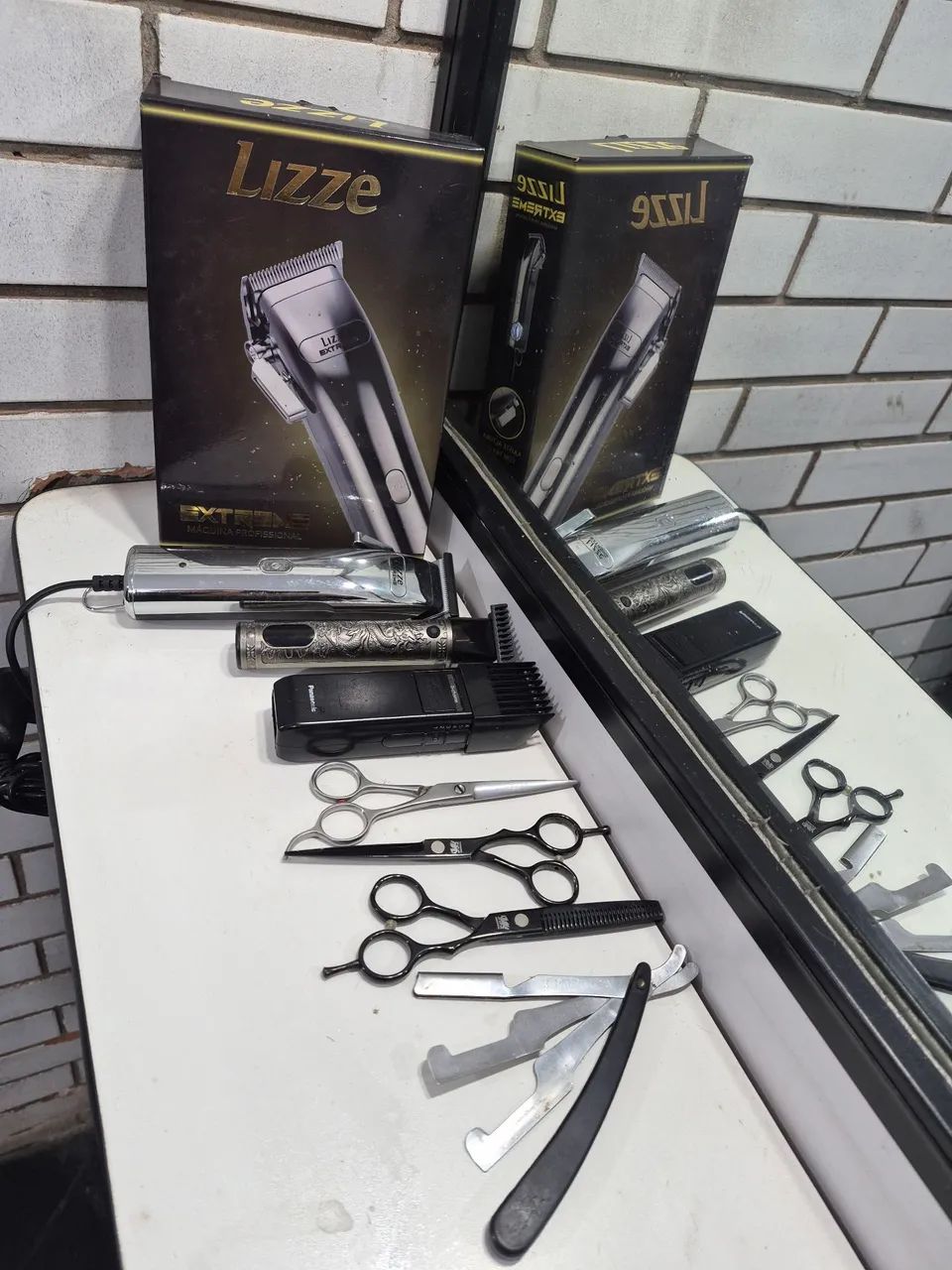 Barbearia com todos os acessórios das fotos 
