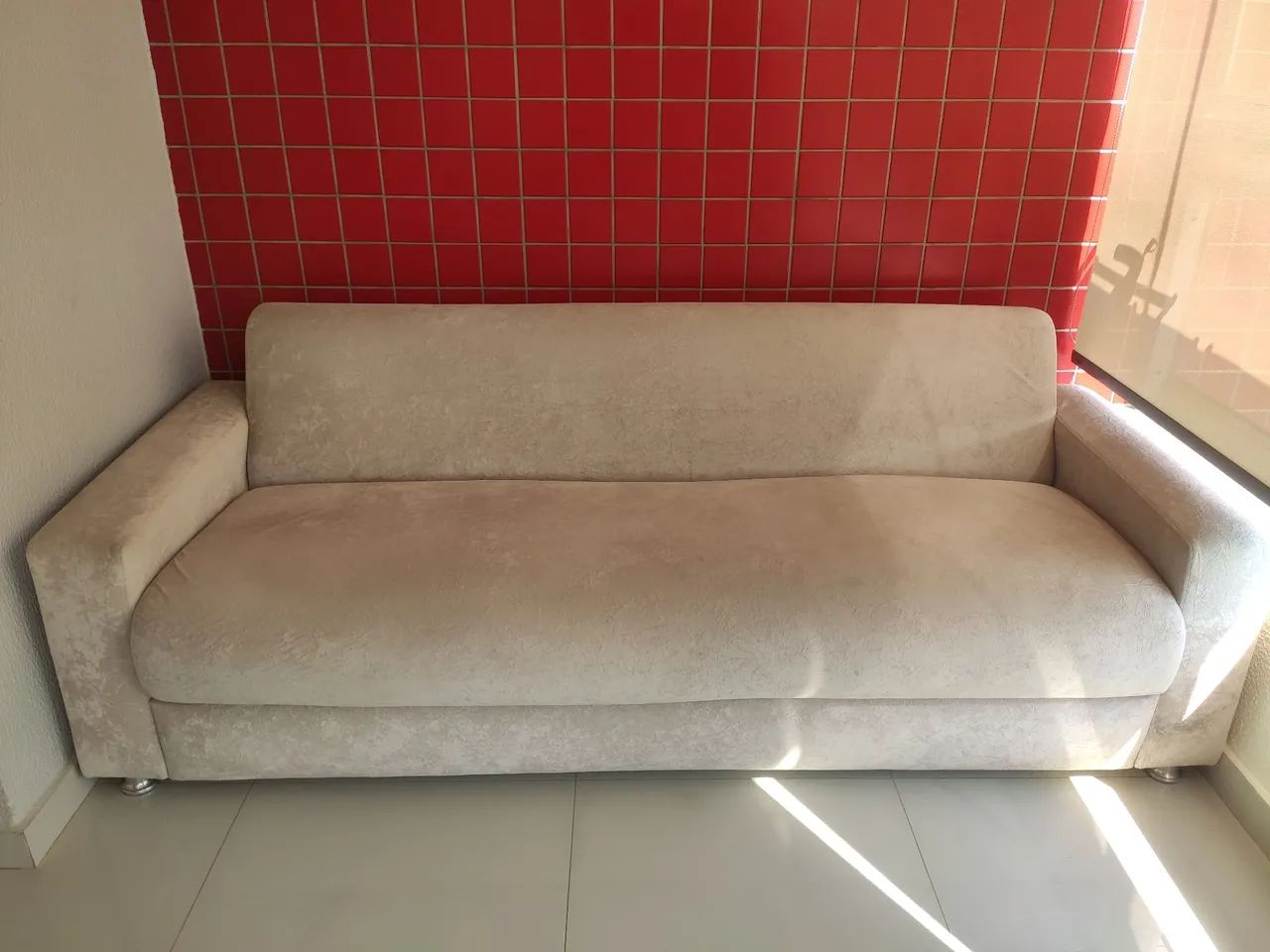 Sofá três lugares 