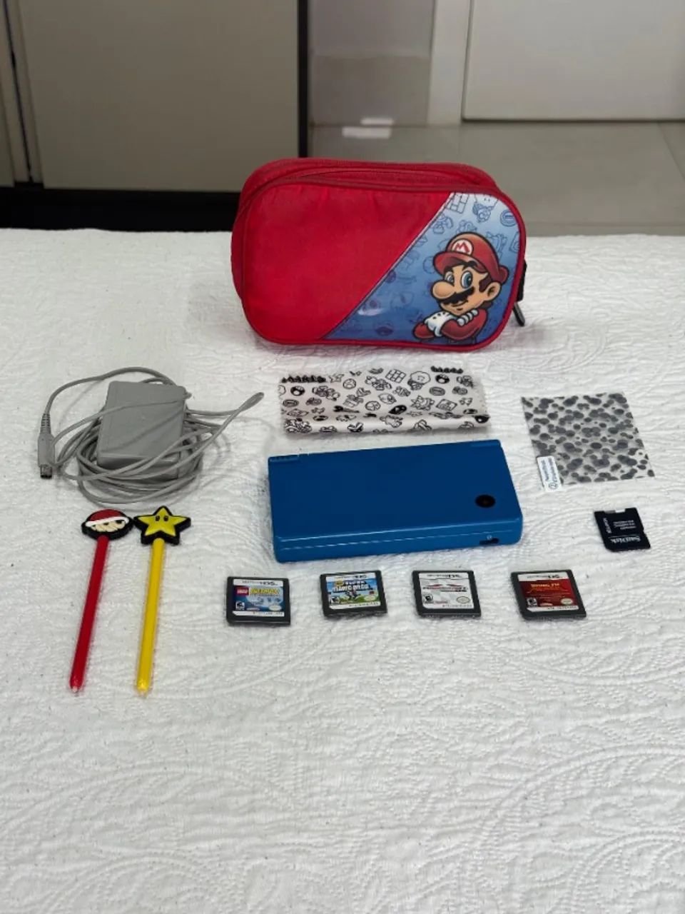 Nintendo DSi + Jogos + Brindes especiais 