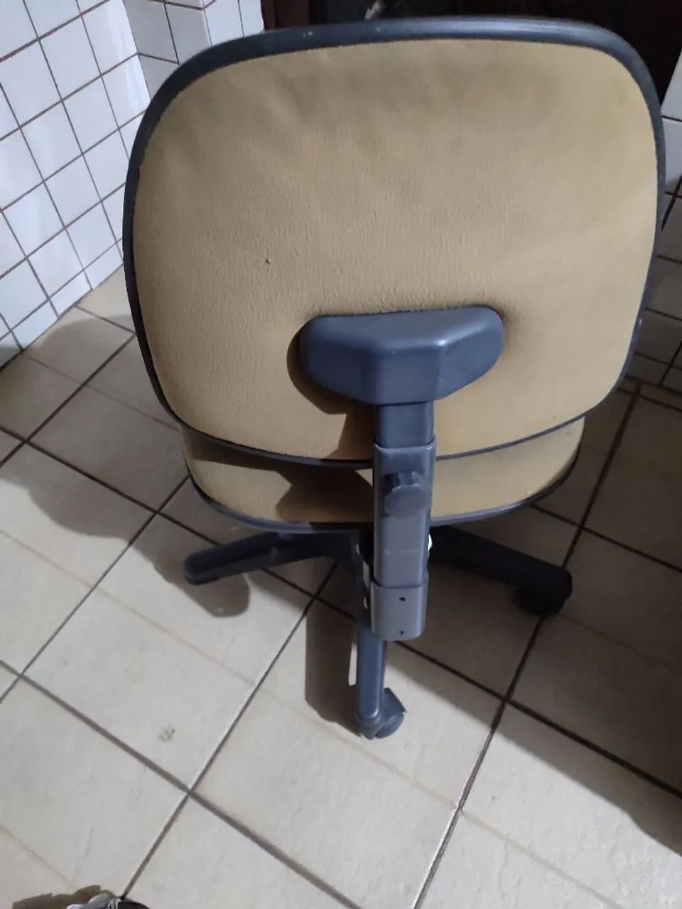 Cadeira acolchoado tipo pra escritório  - Foto 2