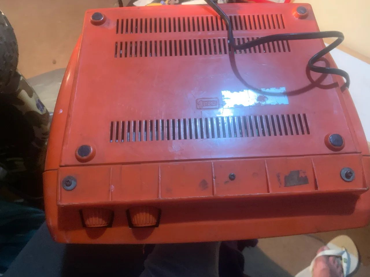 televisão Sharp portátil de estilo vintage com uma carcaça laranja vibrante. - Foto 4