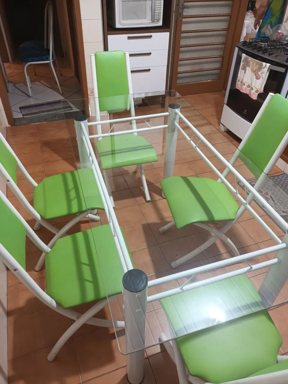 Mesa com tampo de vidro  com 5 cadeiras  - Foto 3