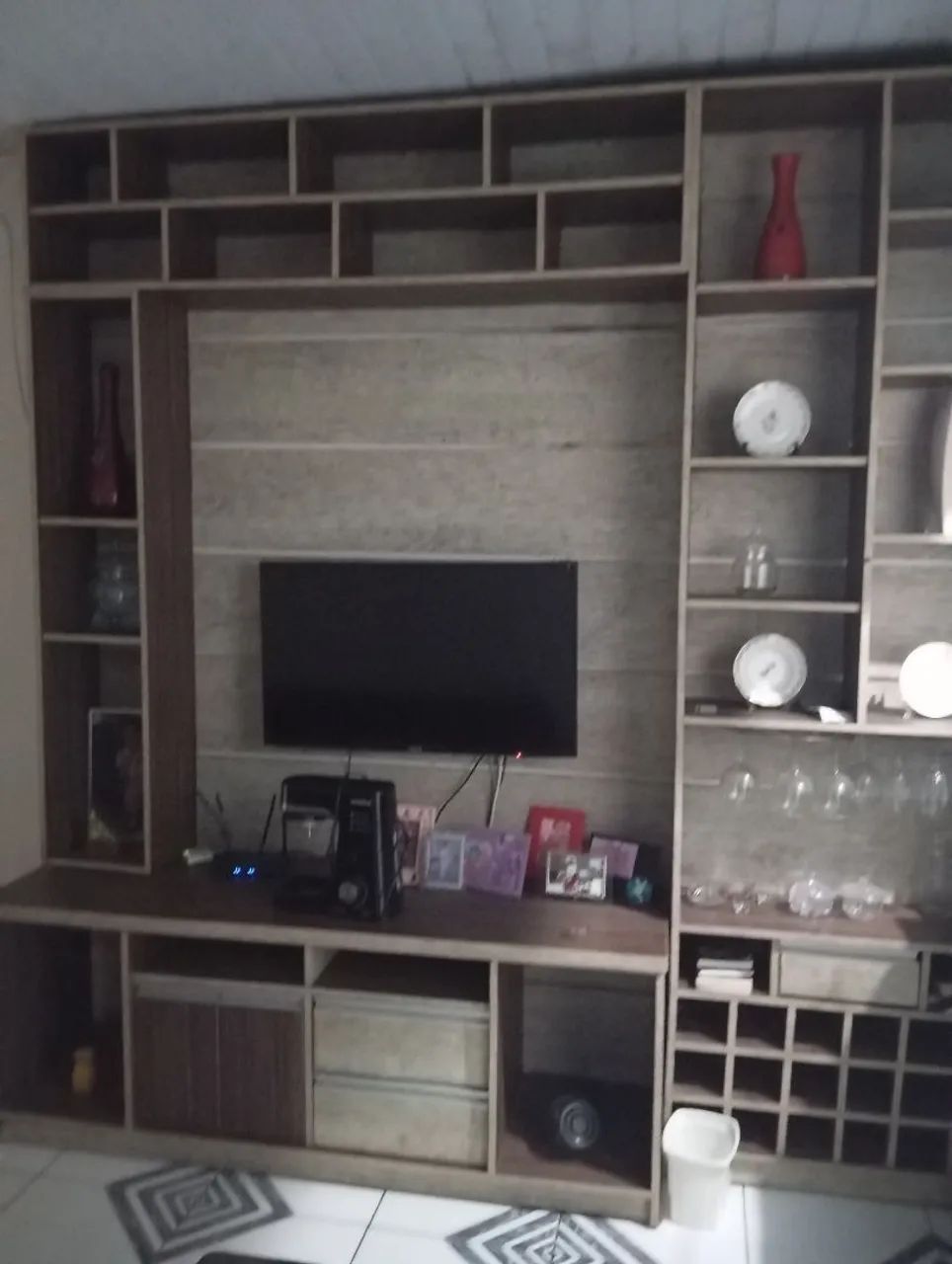 Estante com painel e bar 