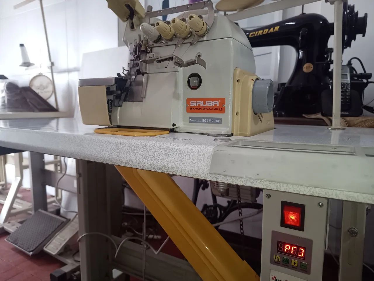 Máquina overlock 