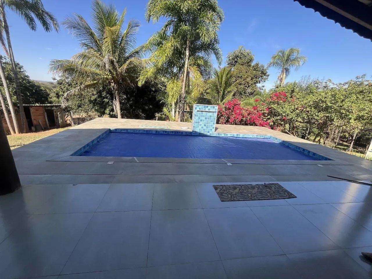 Chácara com casa, piscina, curral e frutíferas em meio à natureza