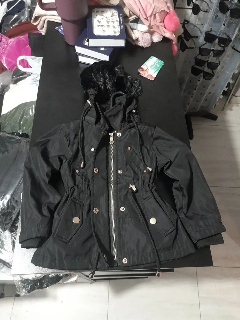 Casaco Infantil Feminino Forrado com Pelúcia e Capuz - Preto / Novo - Foto 5
