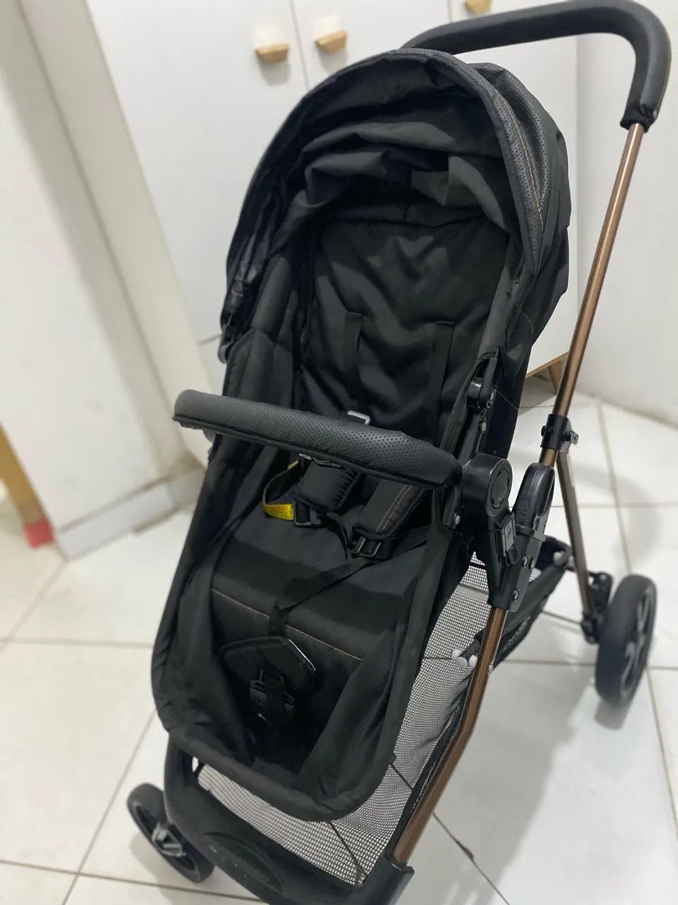 Vendo carrinho de bebê Moisés com bebê conforto  - Foto 4