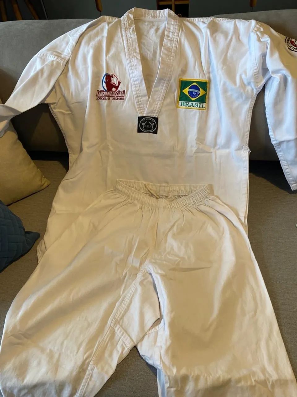 Vendo dobok, faixas e luvas taekwondo  - Foto 2