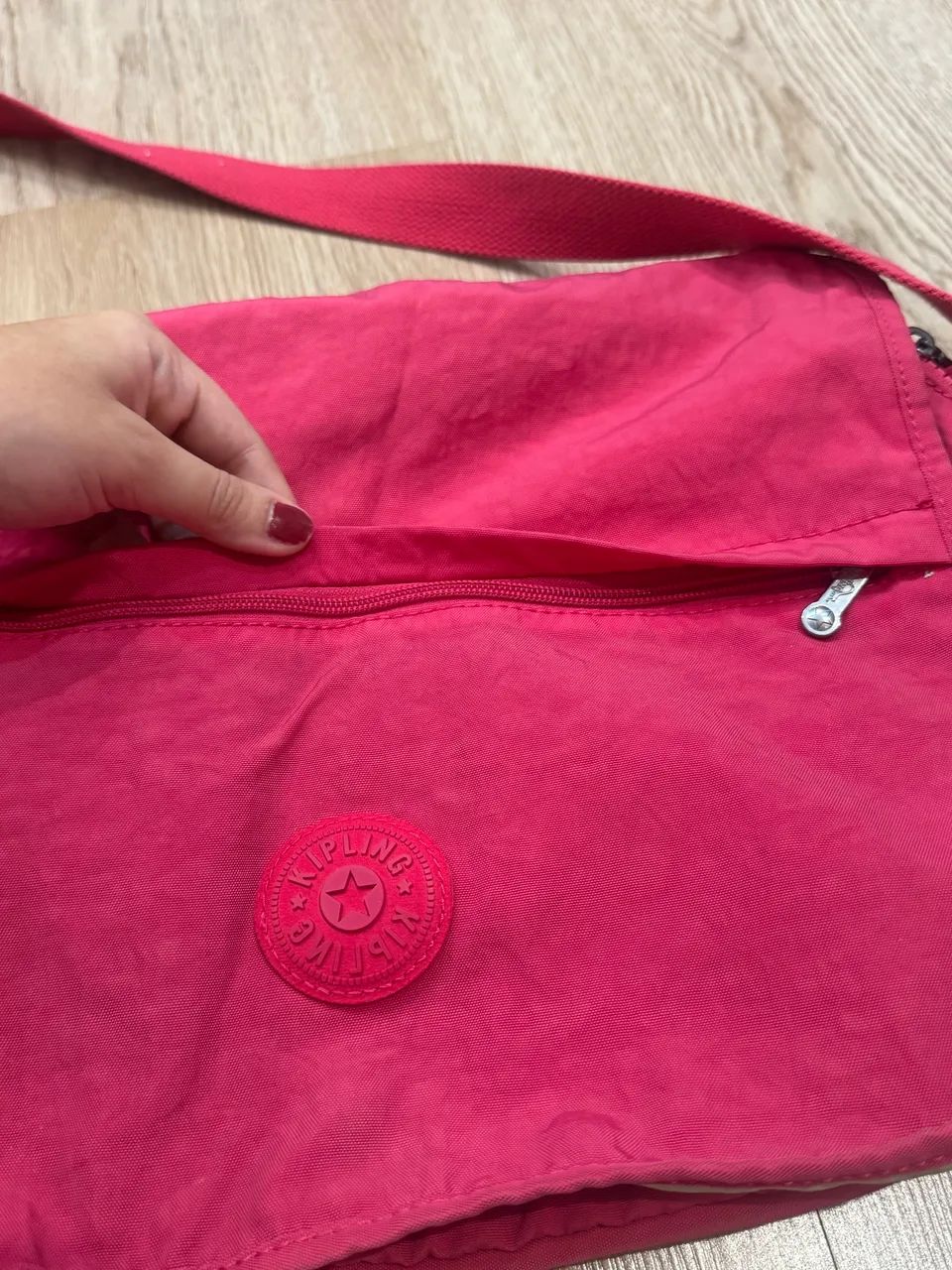 Bolsa de ombro Kipling muito útil 