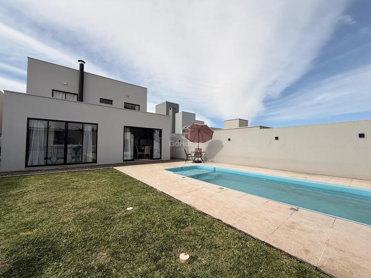 Casa semimobiliada com 4 quartos e piscina à venda no Vila Real