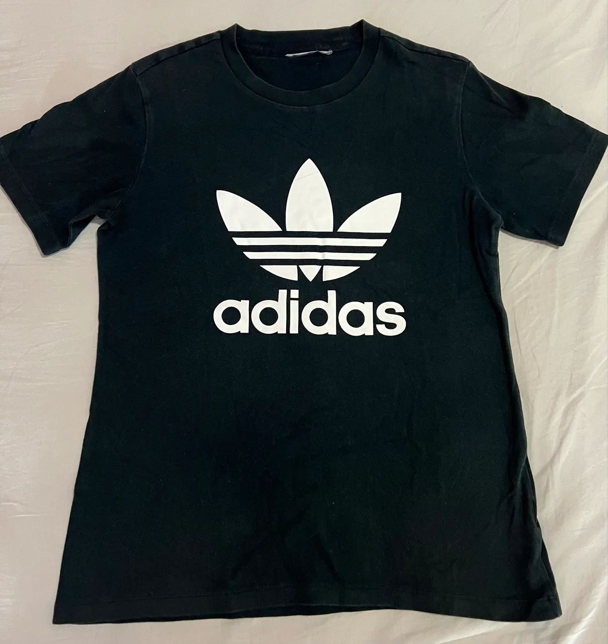 Camiseta Adidas Preta tem M 