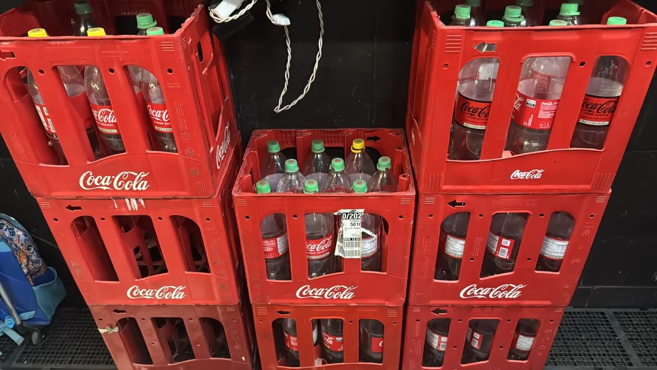 Caixa da coca cola retornável 2lt