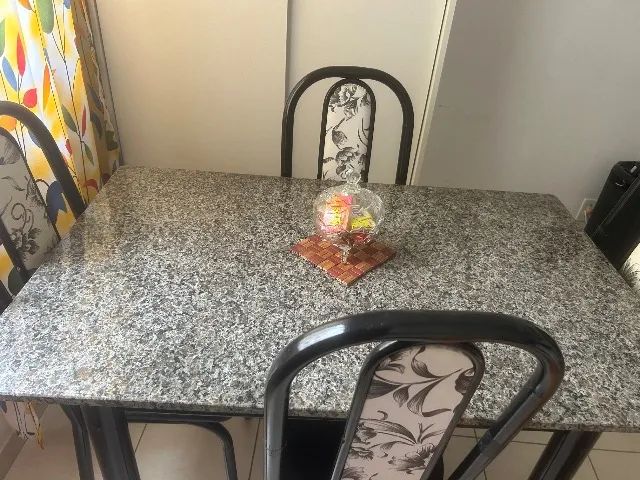 Mesa com 4 cadeiras semi nova