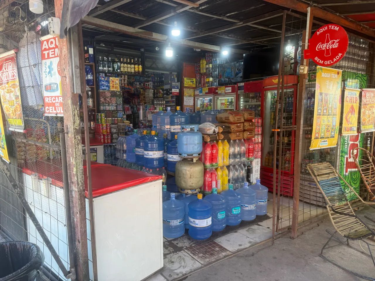 Ponto comercial de esquina vai com praticamente tudo dentro. - Foto 3
