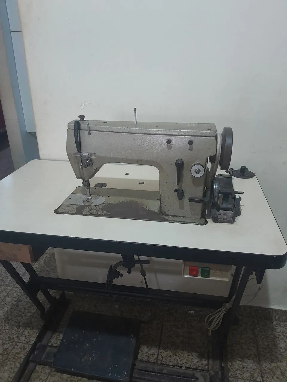 Máquina de costura reta industrial