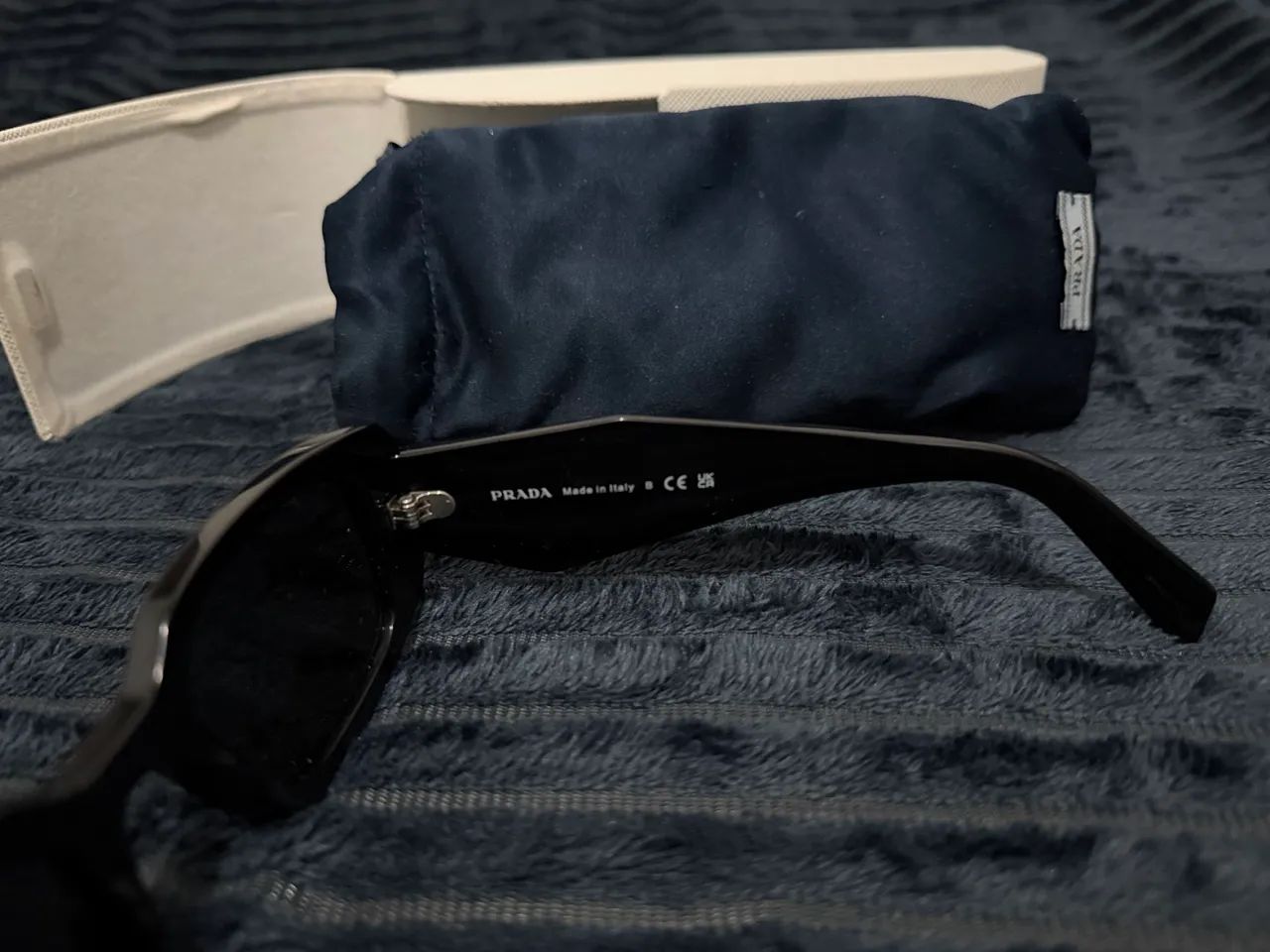 Óculos modelo icônico da Prada, especificamente da linha Symbole. - Foto 4