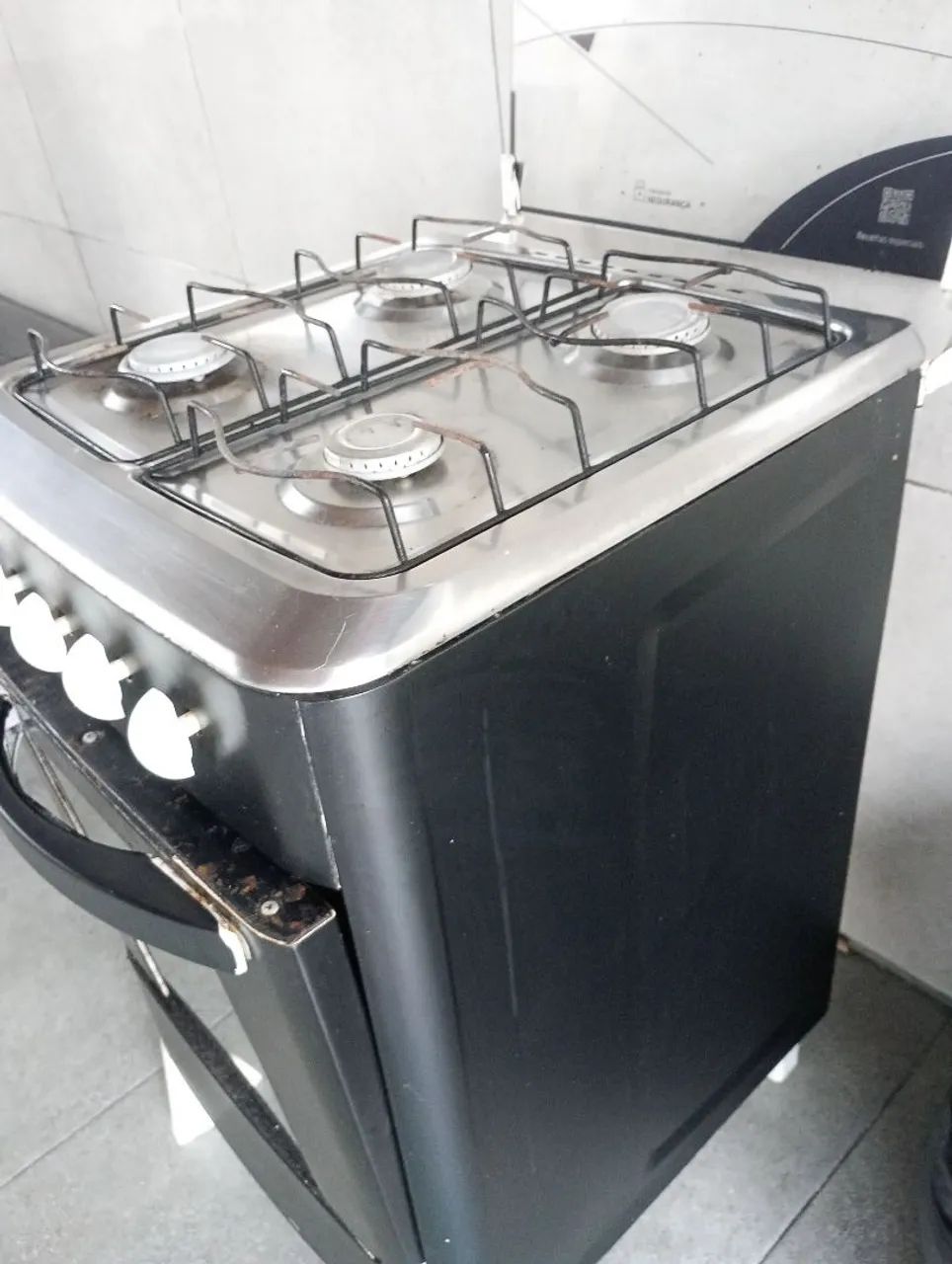 Fogão esmaltec simples mas funcionando tudo.