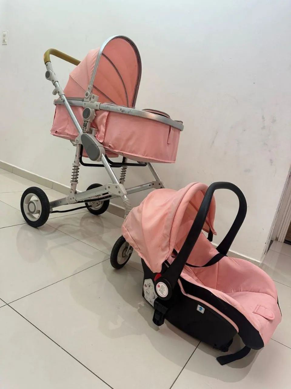 Carrinho de bebe e bebe conforto