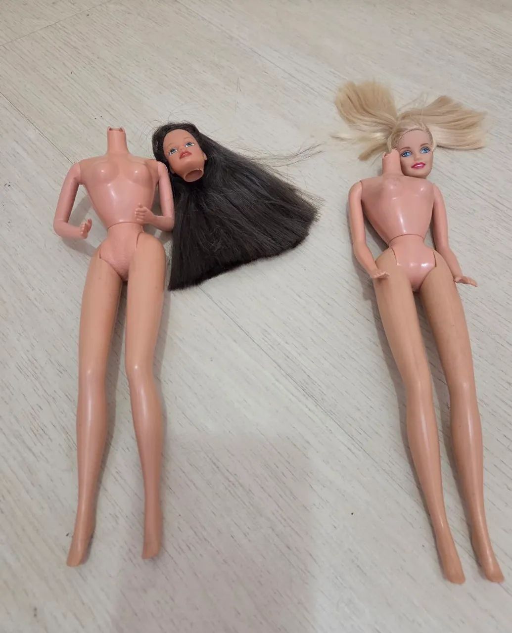 Duas barbies vintage com avarias 