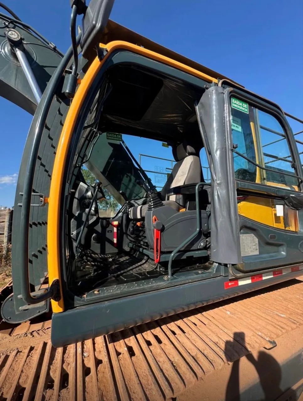 Escavadeira Hyundai 220 ano 2023 com 625 horas, único dono, em MG - Foto 5