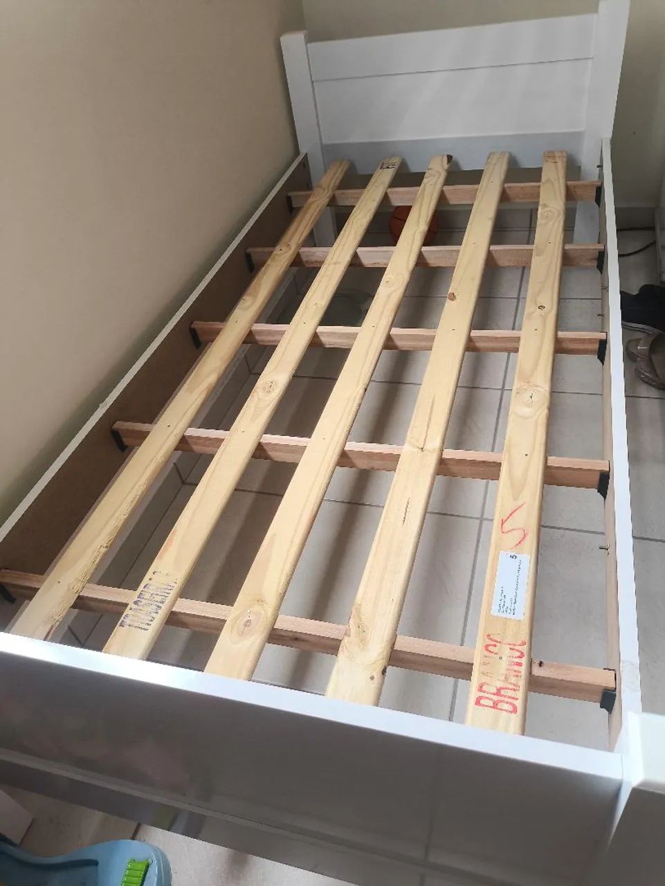 Vendo cama com colchão de solteiro  - Foto 3