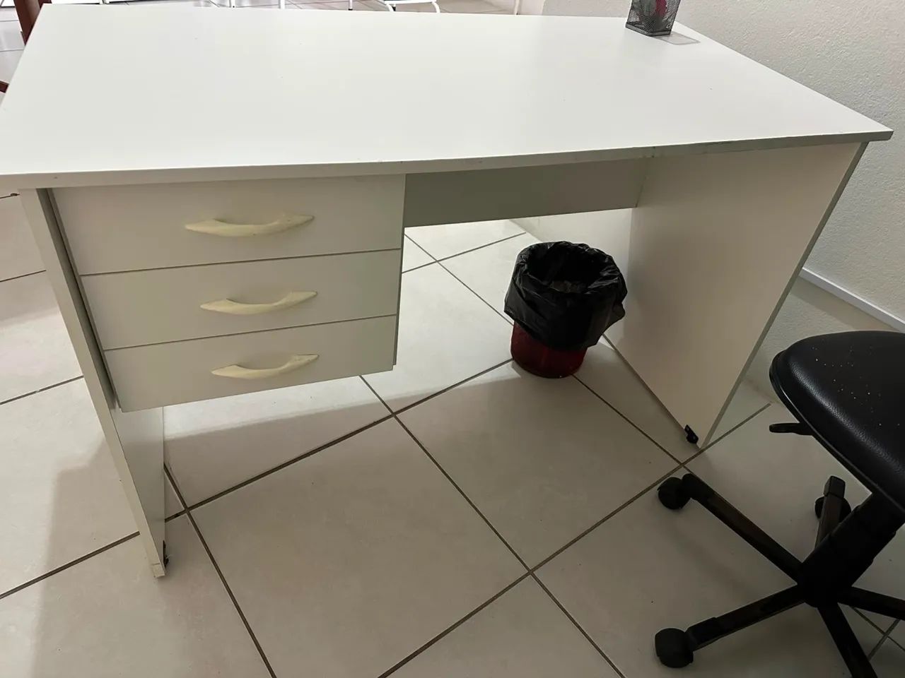 Mesa com 3 gavetas 