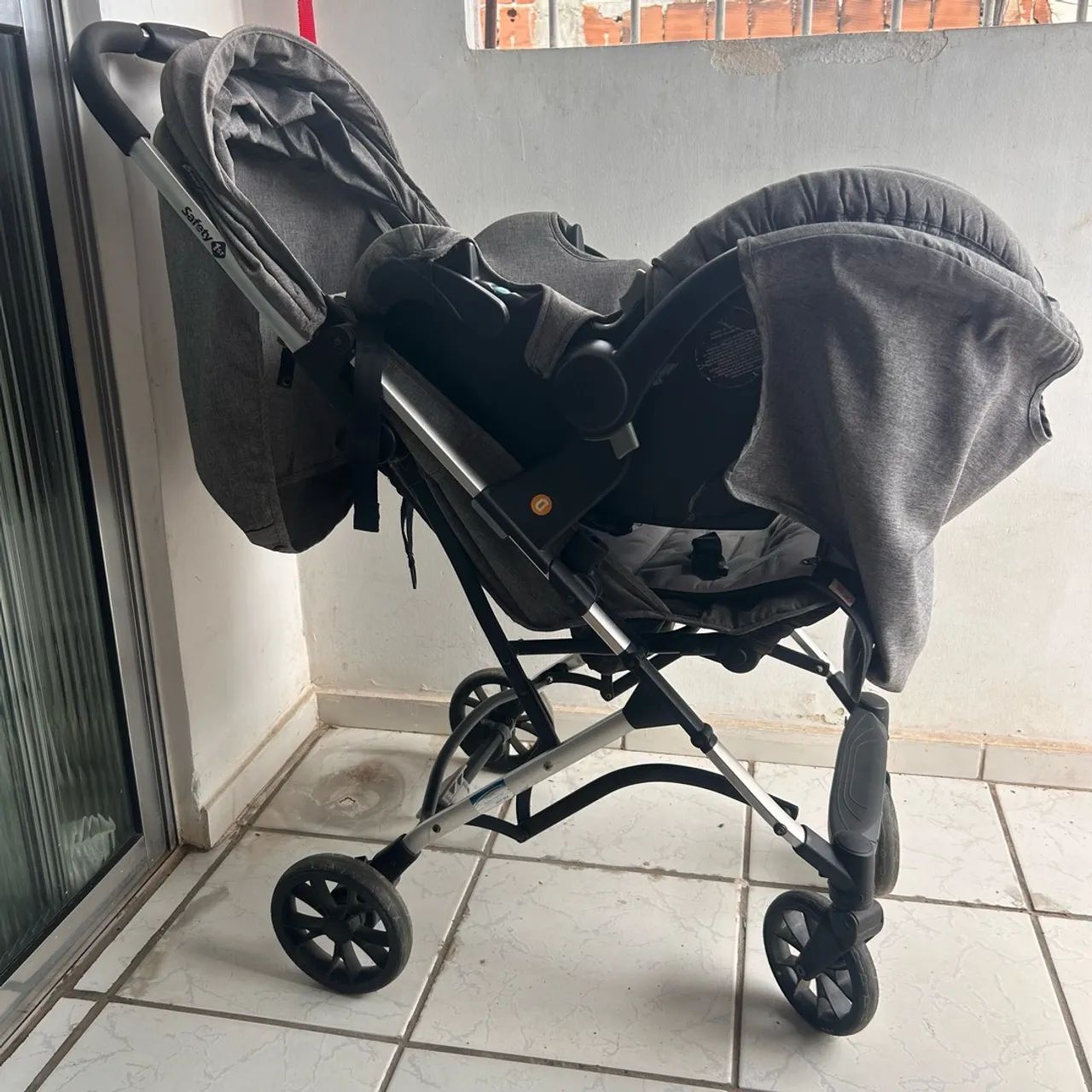 Carrinho de bebê + bebê conforto ST 