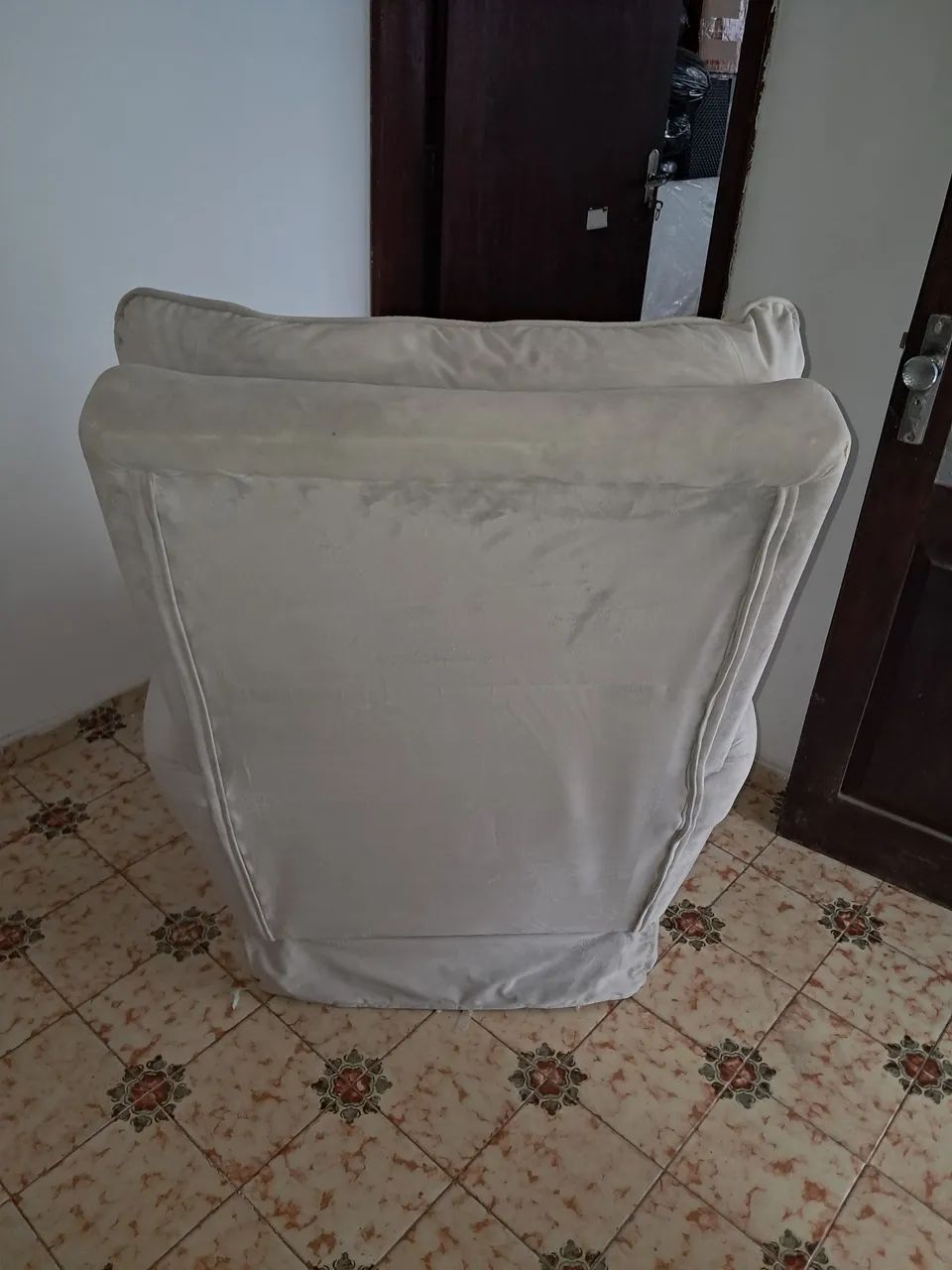 Poltrona acolchoada cinza usada 