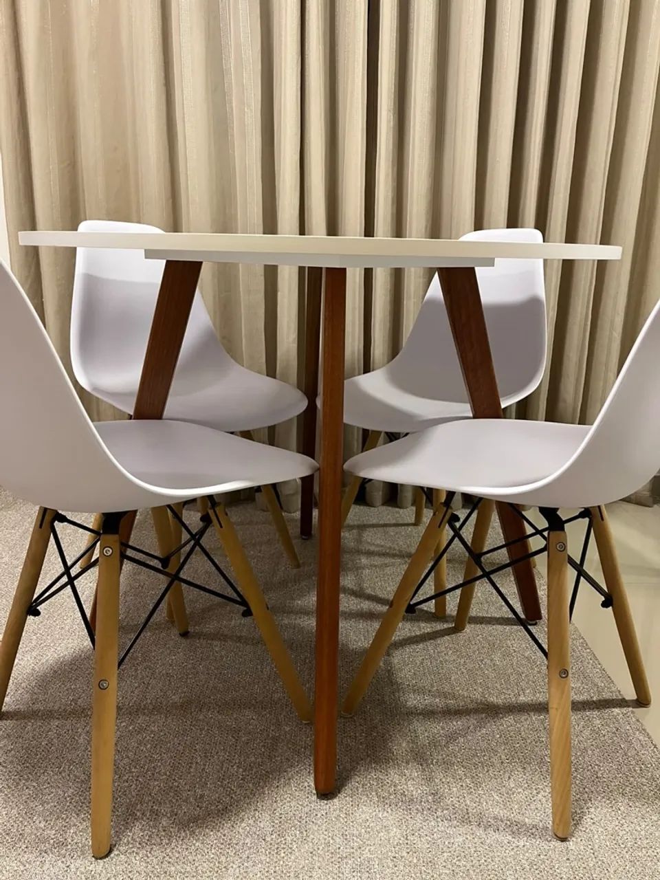 Conjunto de mesa e cadeiras 