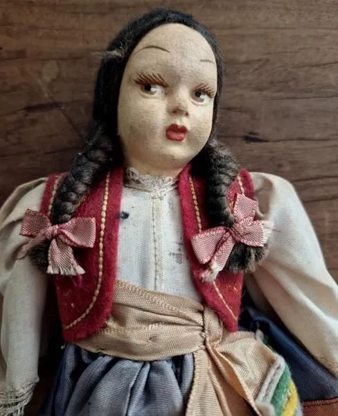Boneca italiana de pano com rosto em papel machè pintado a mão - década de 60