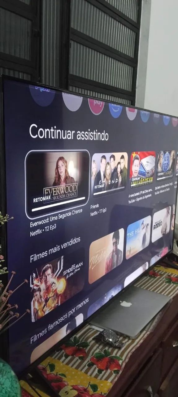 Vendo essa tv da marca TCL de 50 polegadas SMART completa com pé e controle  - Foto 4