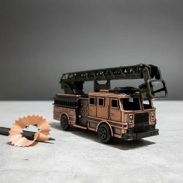 Apontador de mesa em formato de Caminhão De Bombeiros Em Metal