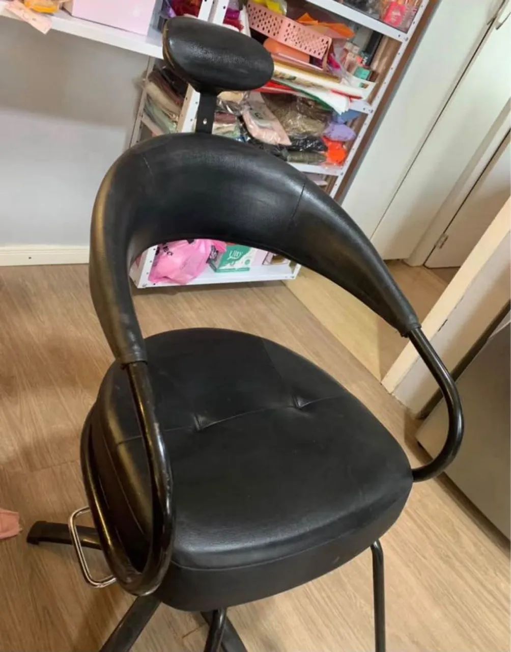 Cadeira de Maquiadora Profissional Dompel - Preta, Giratória e com Apoio de Cabeça - Foto 4