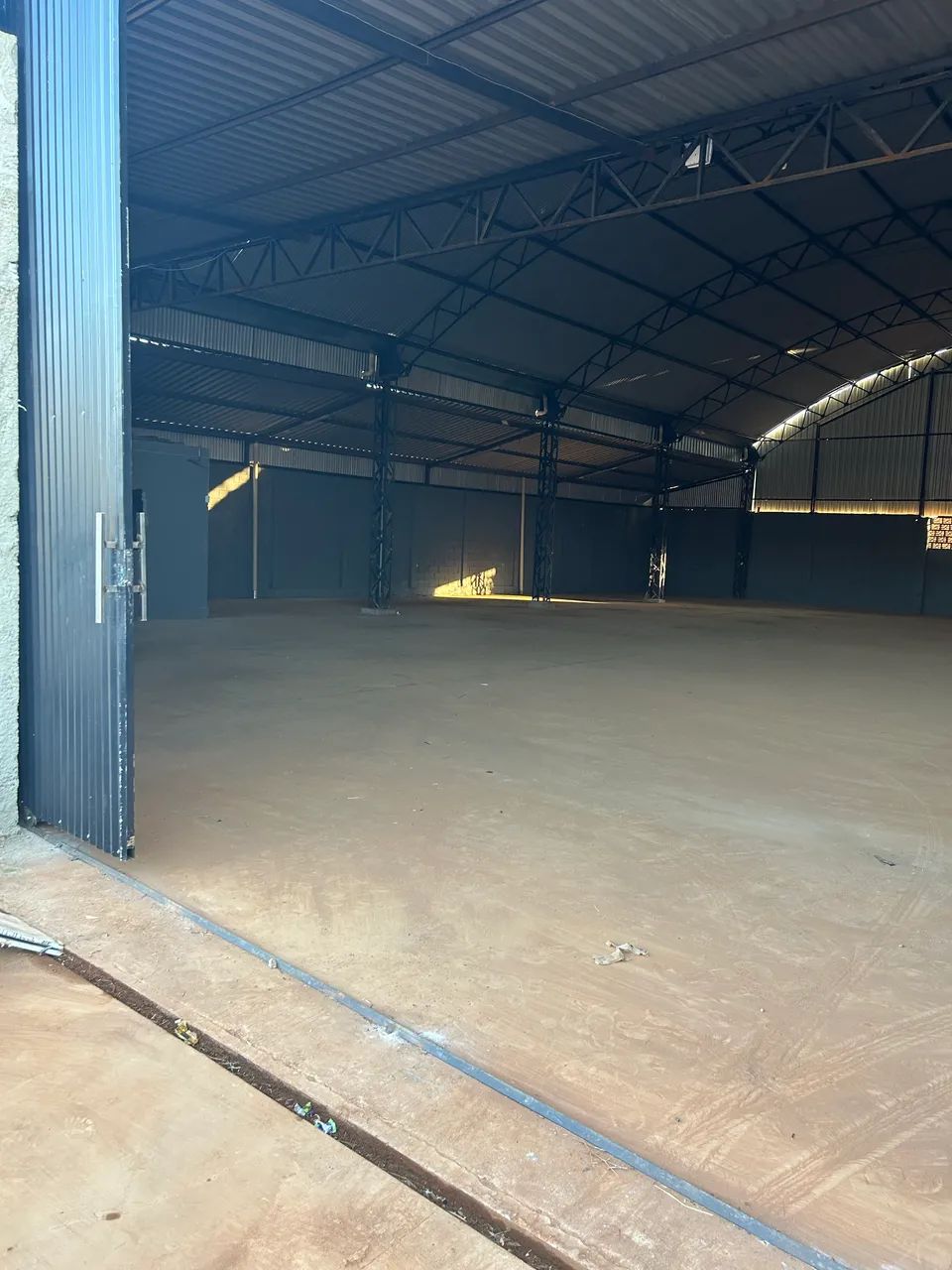 Aluga galpão 100 m br 459 com doca  - Foto 5