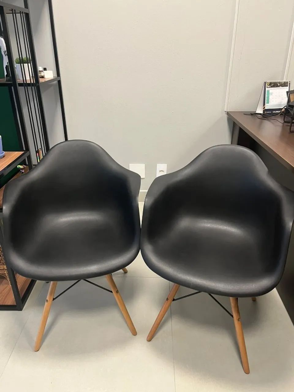 Kit 2 Poltrona Cadeira Charles Eames Wood Dkr Eiffel com Braço Preta