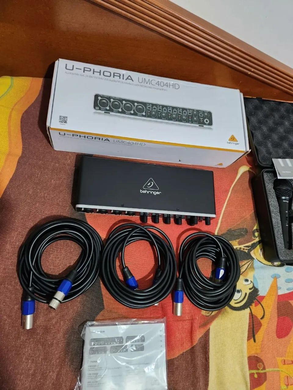 Kit de Interface de Áudio Behringer U-Phoria modelo UMC404HD com microfones  - Foto 3