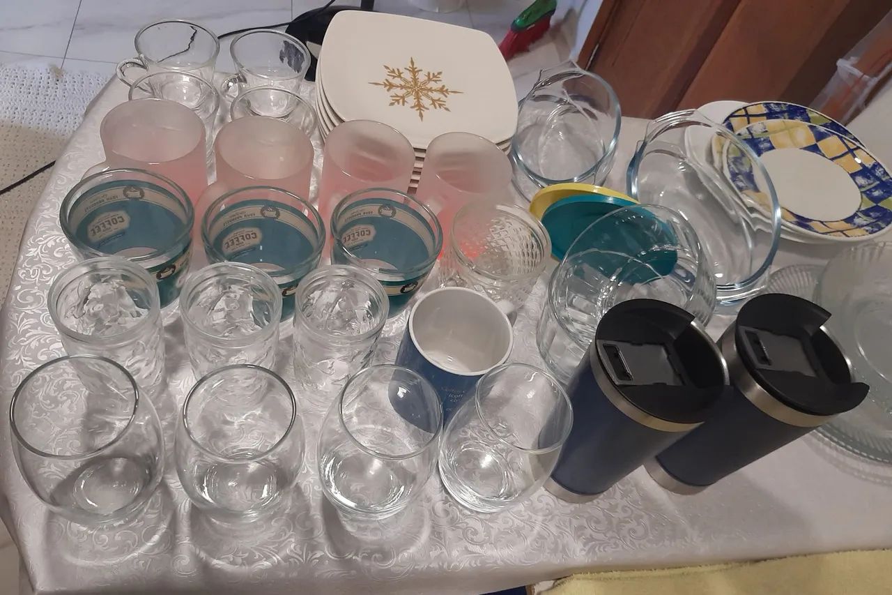 Vendo conjunto de pratos xícaras e copos, pouco usados. Ganhe de brinde 2 copos de ínox. - Foto 2