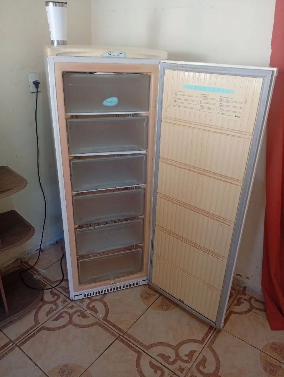 Freezer vertical Electrolux funcionando perfeitamente (127 volts) - Foto 2