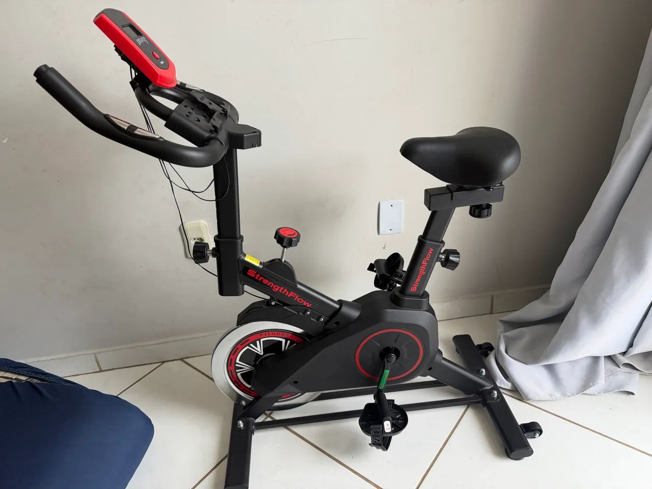 Bicicleta Ergométrica Spinning StrengthFlow - Excelente Estado - Foto 2