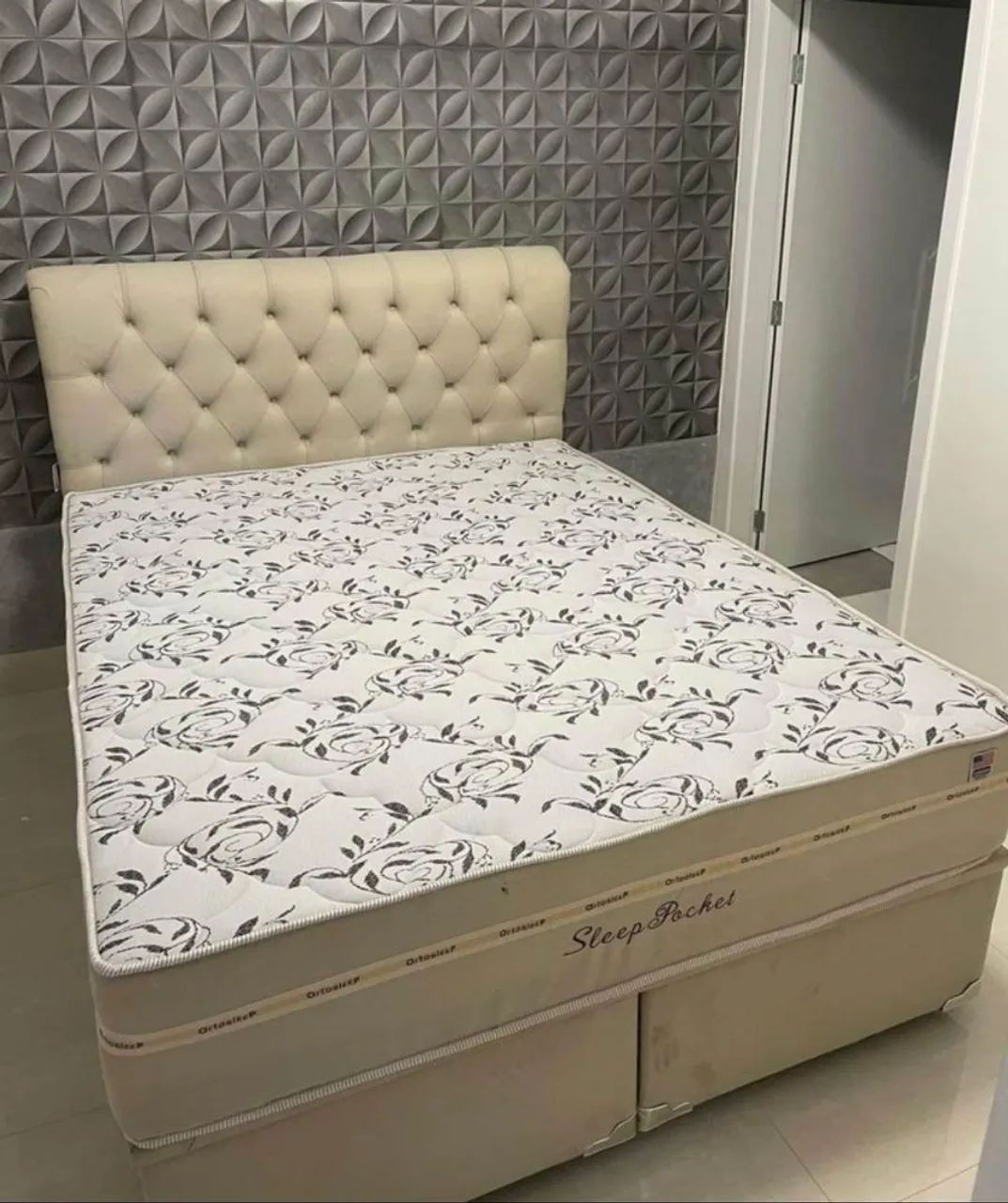 Cama casal na cor bege confortável